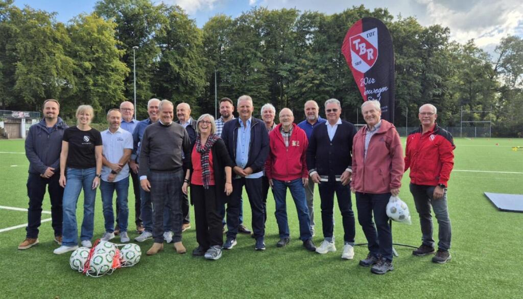 sportplatztitel Ehrengäsgte bei Sportplatzeinweihung