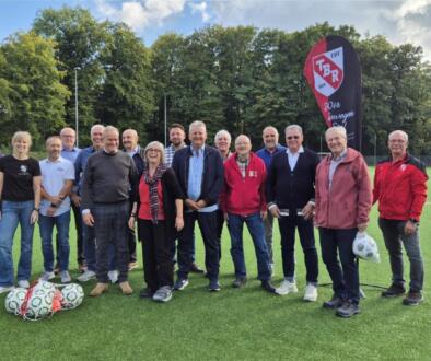 sportplatztitel Ehrengäsgte bei Sportplatzeinweihung